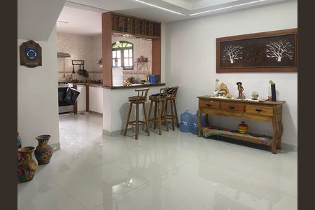 Sala de casa de condomínio para alugar com 6 quartos, 350m² em Vargem Pequena, Rio de Janeiro