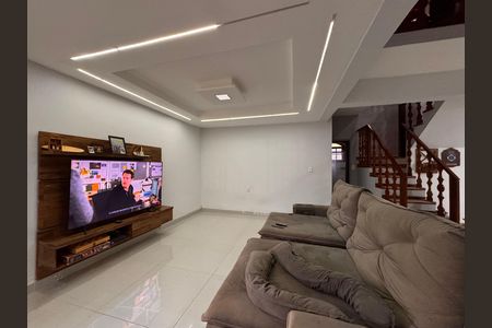 Sala de casa de condomínio para alugar com 6 quartos, 350m² em Vargem Pequena, Rio de Janeiro