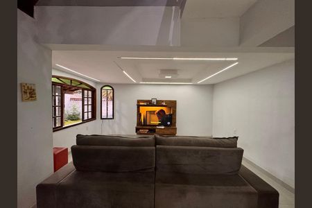 Sala de casa de condomínio para alugar com 6 quartos, 350m² em Vargem Pequena, Rio de Janeiro
