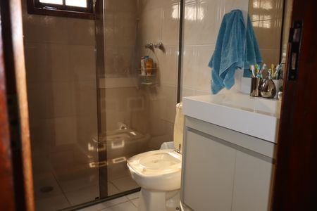 Casa à venda com 132m², 3 quartos e 4 vagasBanheiro piso superior