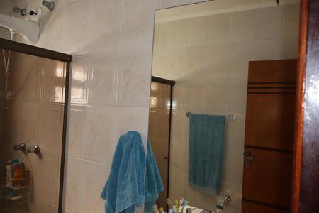 Casa à venda com 132m², 3 quartos e 4 vagasBanheiro piso superior