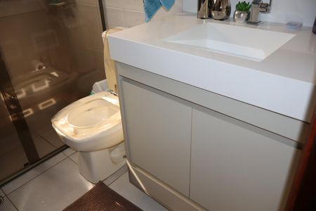 Casa à venda com 132m², 3 quartos e 4 vagasBanheiro piso superior