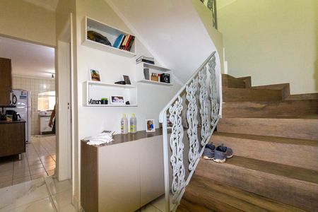 Casa à venda com 149m², 3 quartos e 2 vagas Casa à venda com 149m², 3 quartos e 2 vagasEscada