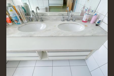 Apartamento à venda com 155m², 3 quartos e 4 vagas Apartamento à venda com 155m², 3 quartos e 4 vagasBanheiro da Suíte 2