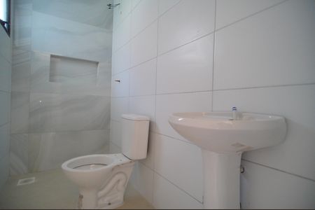 Casa à venda com 57m², 3 quartos e 2 vagasBanheiro