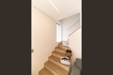 Casa à venda com 135m², 3 quartos e 2 vagasEscada