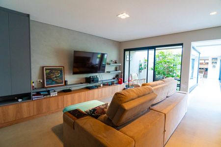 Casa à venda com 300m², 3 quartos e 3 vagas Casa à venda com 300m², 3 quartos e 3 vagasSala de TV