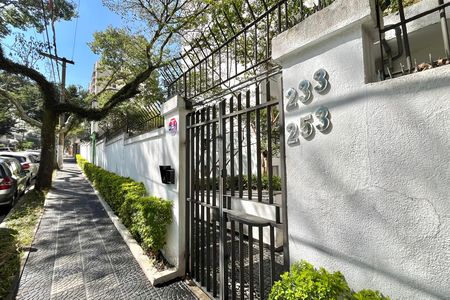 Apartamento para alugar com 55m², 2 quartos e 1 vaga Apartamento para alugar com 55m², 2 quartos e 1 vagaFachada