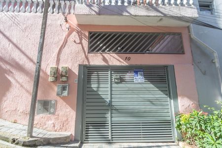 Casa à venda com 165m², 2 quartos e 2 vagas Casa à venda com 165m², 2 quartos e 2 vagasFachada + placa