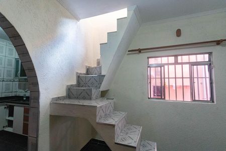 Casa à venda com 165m², 2 quartos e 2 vagas Casa à venda com 165m², 2 quartos e 2 vagasEscada