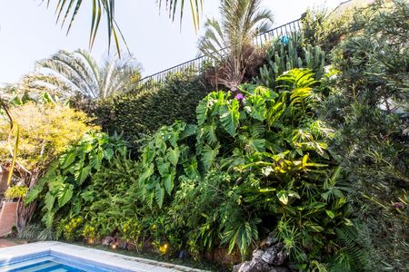 Casa de condomínio à venda com 680m², 4 quartos e 8 vagas Casa de condomínio à venda com 680m², 4 quartos e 8 vagasVista