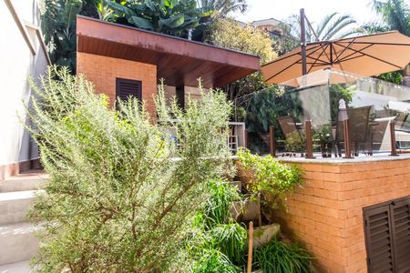 Casa de condomínio à venda com 680m², 4 quartos e 8 vagas Casa de condomínio à venda com 680m², 4 quartos e 8 vagasQuintal