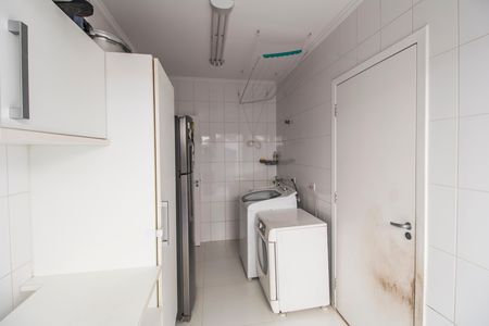 Casa de condomínio à venda com 680m², 4 quartos e 8 vagas Casa de condomínio à venda com 680m², 4 quartos e 8 vagasÁrea de Serviço