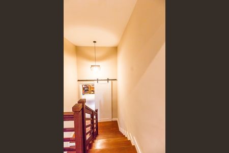 Casa de condomínio à venda com 680m², 4 quartos e 8 vagas Casa de condomínio à venda com 680m², 4 quartos e 8 vagasEscada