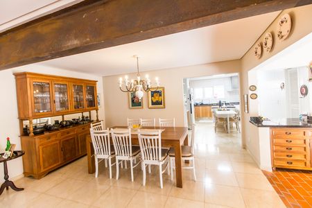 Casa de condomínio à venda com 680m², 4 quartos e 8 vagas Casa de condomínio à venda com 680m², 4 quartos e 8 vagasSala