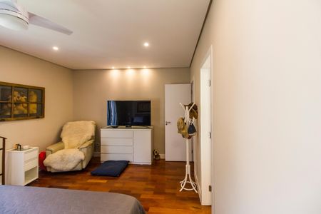 Casa de condomínio à venda com 680m², 4 quartos e 8 vagas Casa de condomínio à venda com 680m², 4 quartos e 8 vagasSuíte 2