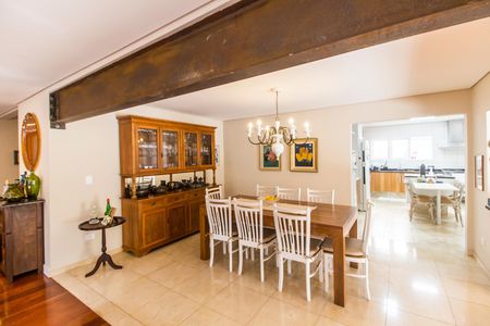 Casa de condomínio à venda com 680m², 4 quartos e 8 vagas Casa de condomínio à venda com 680m², 4 quartos e 8 vagasSala