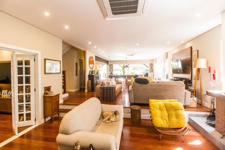 Casa de condomínio à venda com 680m², 4 quartos e 8 vagas Casa de condomínio à venda com 680m², 4 quartos e 8 vagasSala
