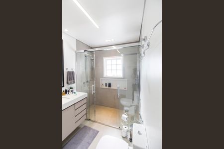 Casa de condomínio à venda com 680m², 4 quartos e 8 vagas Casa de condomínio à venda com 680m², 4 quartos e 8 vagasBanheiro da Suíte