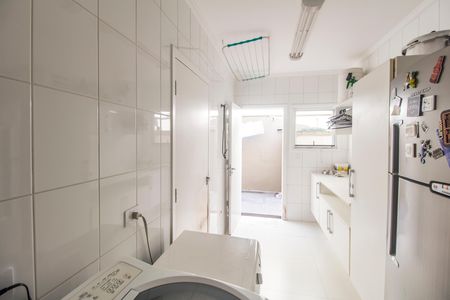 Casa de condomínio à venda com 680m², 4 quartos e 8 vagas Casa de condomínio à venda com 680m², 4 quartos e 8 vagasÁrea de Serviço