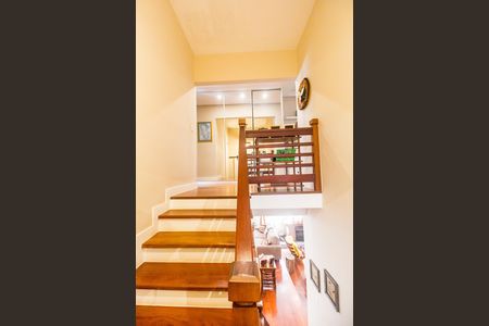 Casa de condomínio à venda com 680m², 4 quartos e 8 vagas Casa de condomínio à venda com 680m², 4 quartos e 8 vagasEscada