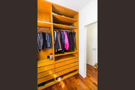 Casa de condomínio à venda com 680m², 4 quartos e 8 vagas Casa de condomínio à venda com 680m², 4 quartos e 8 vagasCloset da suíte