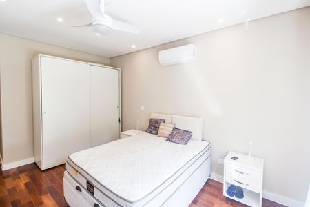Casa de condomínio à venda com 680m², 4 quartos e 8 vagas Casa de condomínio à venda com 680m², 4 quartos e 8 vagasSuíte 4