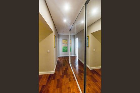 Casa de condomínio à venda com 680m², 4 quartos e 8 vagas Casa de condomínio à venda com 680m², 4 quartos e 8 vagasCorredor
