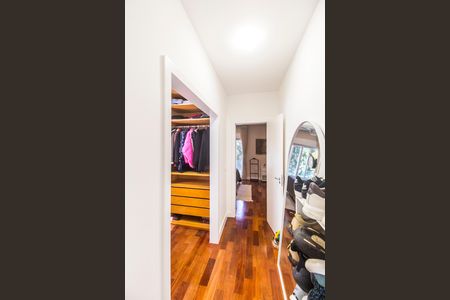 Casa de condomínio à venda com 680m², 4 quartos e 8 vagas Casa de condomínio à venda com 680m², 4 quartos e 8 vagasCloset da suíte