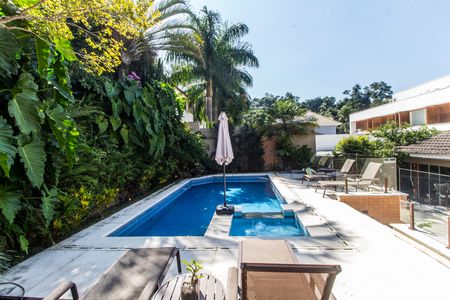 Casa de condomínio à venda com 680m², 4 quartos e 8 vagas Casa de condomínio à venda com 680m², 4 quartos e 8 vagasPiscina