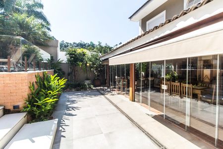 Casa de condomínio à venda com 680m², 4 quartos e 8 vagas Casa de condomínio à venda com 680m², 4 quartos e 8 vagasQuintal