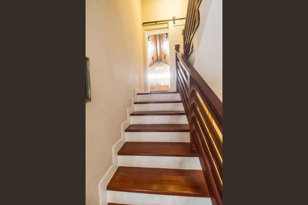 Casa de condomínio à venda com 680m², 4 quartos e 8 vagas Casa de condomínio à venda com 680m², 4 quartos e 8 vagasEscada