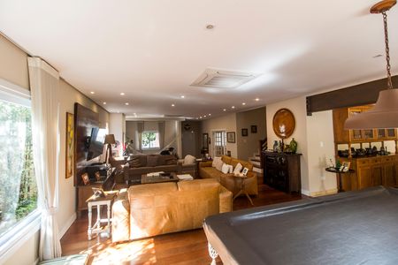 Casa de condomínio à venda com 680m², 4 quartos e 8 vagas Casa de condomínio à venda com 680m², 4 quartos e 8 vagasSala