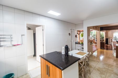 Casa de condomínio à venda com 680m², 4 quartos e 8 vagas Casa de condomínio à venda com 680m², 4 quartos e 8 vagasCozinha