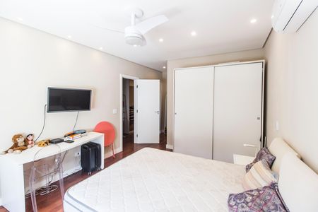 Casa de condomínio à venda com 680m², 4 quartos e 8 vagas Casa de condomínio à venda com 680m², 4 quartos e 8 vagasSuíte 4