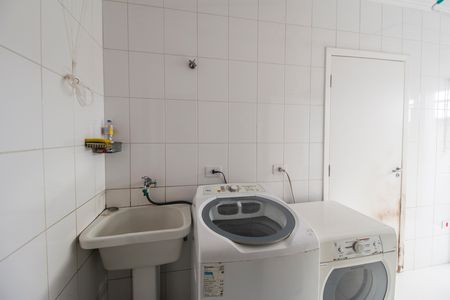 Casa de condomínio à venda com 680m², 4 quartos e 8 vagas Casa de condomínio à venda com 680m², 4 quartos e 8 vagasÁrea de Serviço