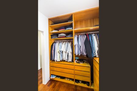 Casa de condomínio à venda com 680m², 4 quartos e 8 vagas Casa de condomínio à venda com 680m², 4 quartos e 8 vagasCloset da suíte