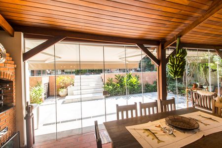 Casa de condomínio à venda com 680m², 4 quartos e 8 vagas Casa de condomínio à venda com 680m², 4 quartos e 8 vagasSala