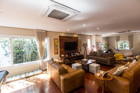 Casa de condomínio à venda com 680m², 4 quartos e 8 vagas Casa de condomínio à venda com 680m², 4 quartos e 8 vagasSala