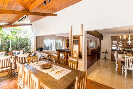Casa de condomínio à venda com 680m², 4 quartos e 8 vagas Casa de condomínio à venda com 680m², 4 quartos e 8 vagasSala