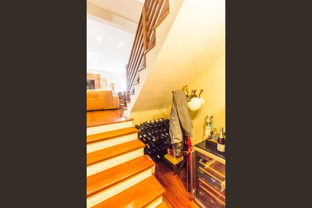 Casa de condomínio à venda com 680m², 4 quartos e 8 vagas Casa de condomínio à venda com 680m², 4 quartos e 8 vagas Adega