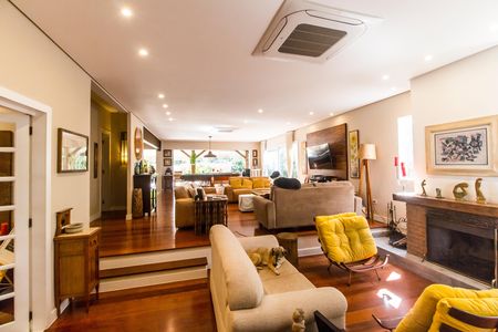 Casa de condomínio à venda com 680m², 4 quartos e 8 vagas Casa de condomínio à venda com 680m², 4 quartos e 8 vagasSala