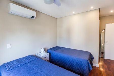 Casa de condomínio à venda com 680m², 4 quartos e 8 vagas Casa de condomínio à venda com 680m², 4 quartos e 8 vagasSuíte 1