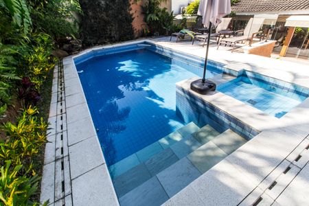 Casa de condomínio à venda com 680m², 4 quartos e 8 vagas Casa de condomínio à venda com 680m², 4 quartos e 8 vagasPiscina