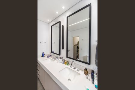 Casa de condomínio à venda com 680m², 4 quartos e 8 vagas Casa de condomínio à venda com 680m², 4 quartos e 8 vagasBanheiro da Suíte
