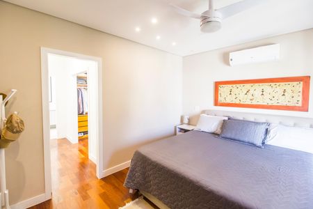 Casa de condomínio à venda com 680m², 4 quartos e 8 vagas Casa de condomínio à venda com 680m², 4 quartos e 8 vagasSuíte 2
