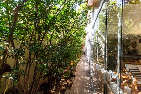 Casa de condomínio à venda com 680m², 4 quartos e 8 vagas Casa de condomínio à venda com 680m², 4 quartos e 8 vagasCorredor