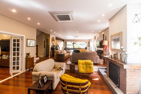 Casa de condomínio à venda com 680m², 4 quartos e 8 vagas Casa de condomínio à venda com 680m², 4 quartos e 8 vagasSala