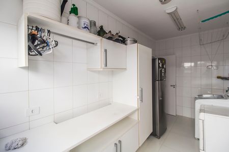 Casa de condomínio à venda com 680m², 4 quartos e 8 vagas Casa de condomínio à venda com 680m², 4 quartos e 8 vagasÁrea de Serviço