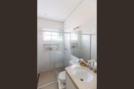 Casa de condomínio à venda com 680m², 4 quartos e 8 vagas Casa de condomínio à venda com 680m², 4 quartos e 8 vagasBanheiro da Suíte